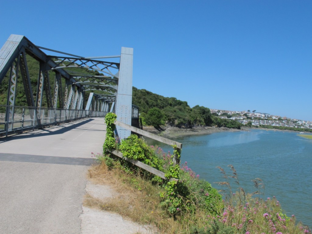 Radweg auf der alten Eisenbahnstrecke von Padstow nach Bodmin (Cornwall, England).