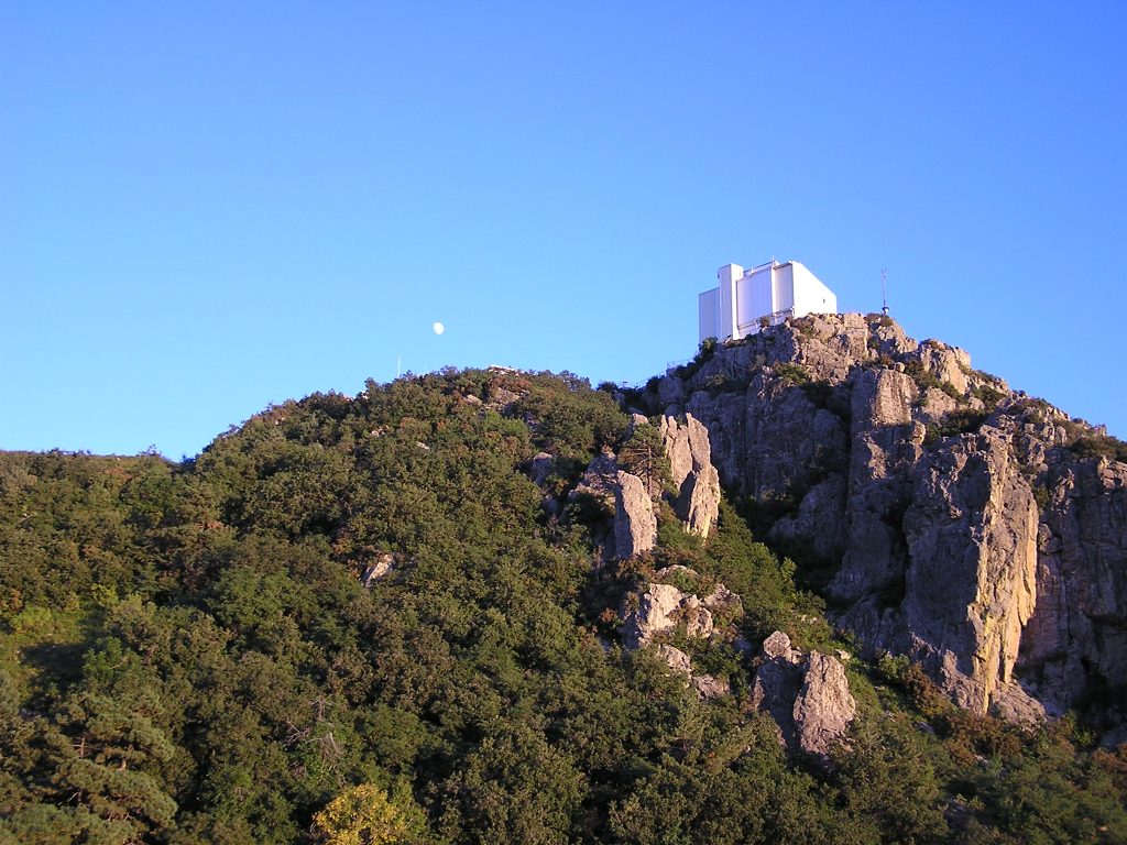 Die Kuppel des 6m MMT (Teil des Fred Lawrence Whipple Observatoriums) auf dem Mount Hopkins in Arizona, USA. Daneben geht der Mond auf.