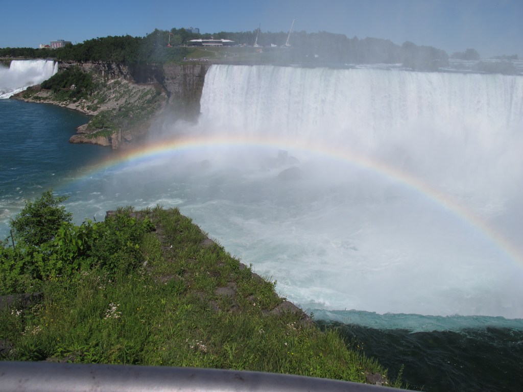 Regenbogen über den Niagara-Fällen (zwischen den USA und Kanada)