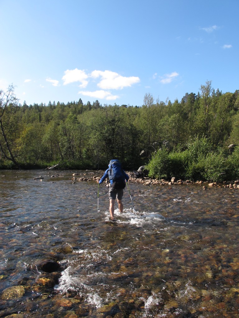 Einmal durch den Fluss waten (Divielva, Norwegen)
