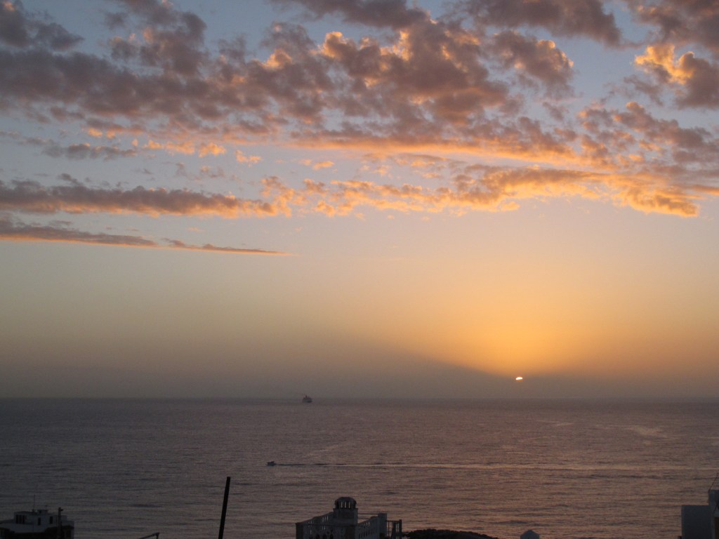 Sonnenaufgang hinter Teneriffa von der Dachterrasse meiner Wohnung auf La Palma aus gesehen.