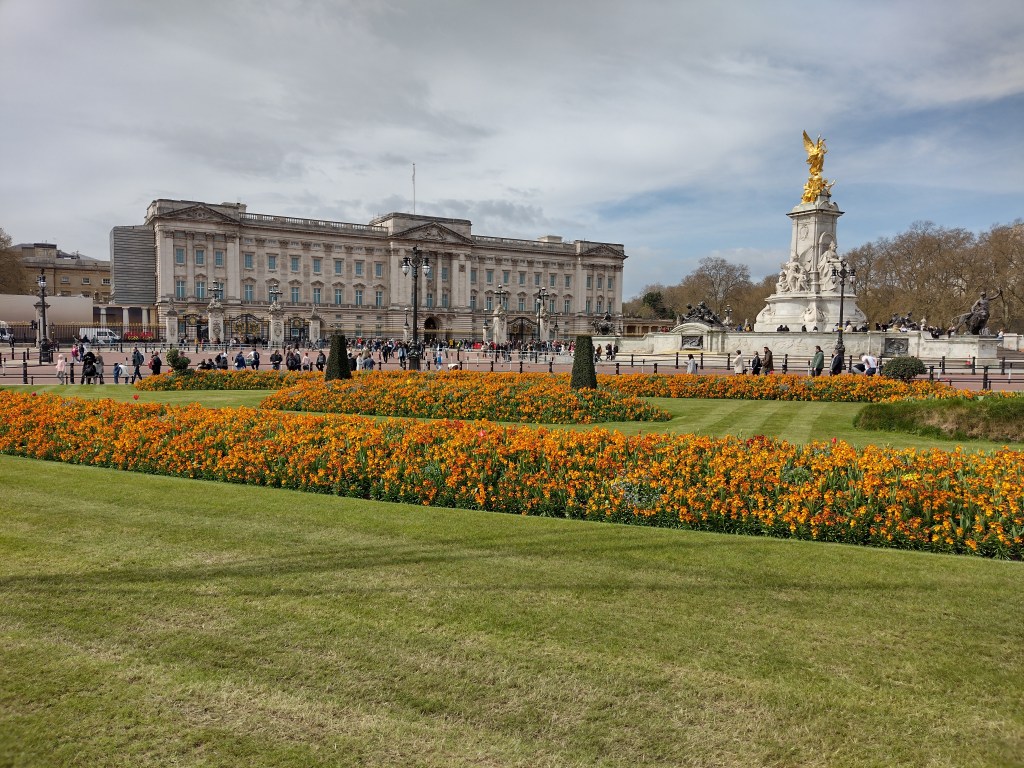 Frühling vor dem Buckingham Palace, London (England, Vereinigtes Königreich)