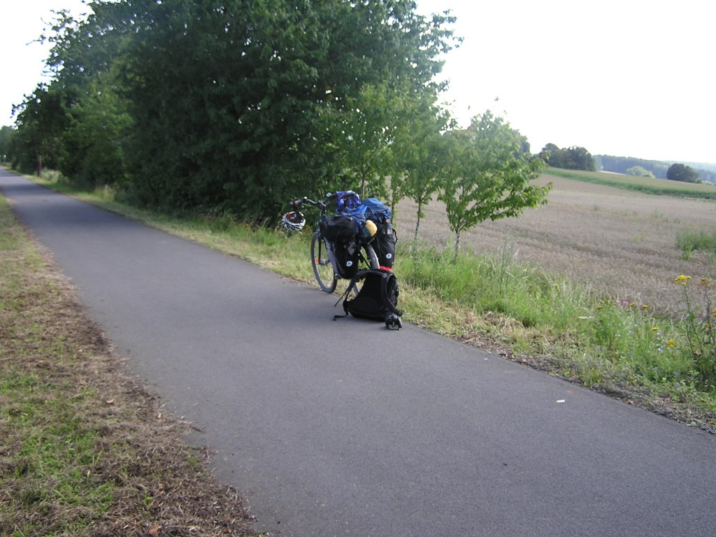 Voll bepacktes Fahrrad auf leerem Radweg