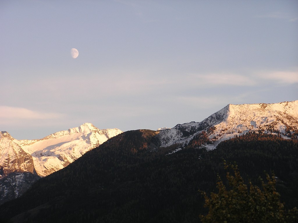 Blick vom Stubnerkogel nach Osten, hinüber zu den Bergen auf der anderen Seite des Gasteiner Tal (Österreich). Ende Oktober gab es schon den ersten Schnee.