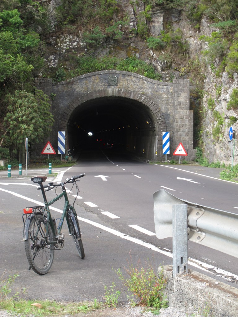Ostportal des Tunel de la Cumbre mit Ronnys Fahrrad davor.