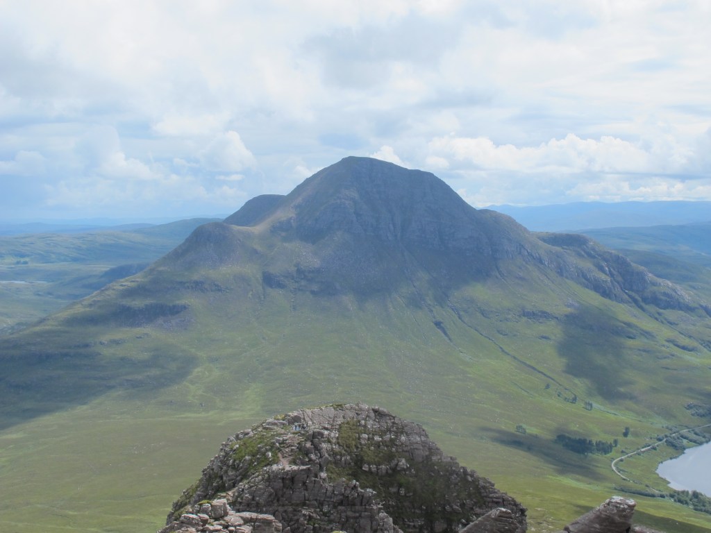 Blick vom Stac Pollaidh auf die schottische Landschaft.