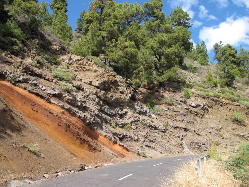 Verschiedene Schichten von Vulkanausbrüchen. Farbige Asche und Schichten von Lavaflüssen.