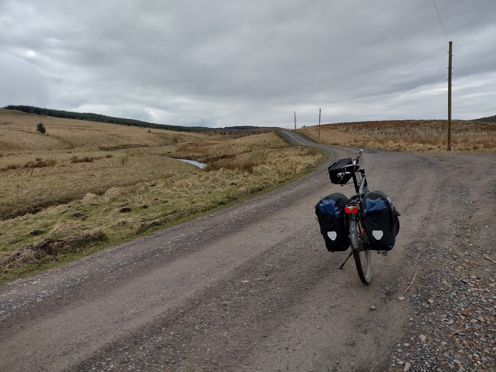 Etwas überraschend wechselte der Untergrund von Asphalt auf Schotter auf den Radweg 68. Aber trotzdem war der Weg die meiste Strecke in gutem Zustand, nur an wenigen Stellen merkte man, dass der März sehr nass war. Und es wurde sehr ruhig, für die nächste Stunde sah ich zwei Fahrzeuge, ansonsten war es menschenleer.