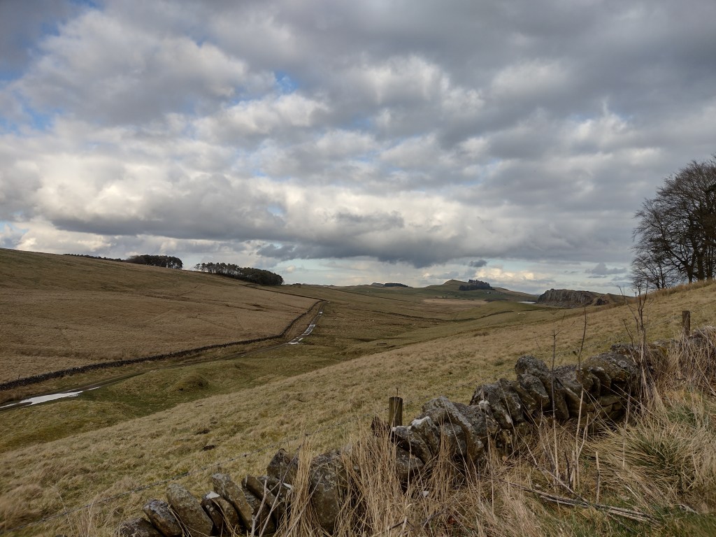 Landschaft in der Nähe von Once Brewed (ich mag den Ortsnamen). Die Gebirgsfaltung hat eine interessante Landschaft hinterlassen: Steile Abbruchkanten der mächtigen Gesteinsschichten nach Norden und relativ flach ansteigende Ebenen auf der südlichen Seite. Dies war Teil des Hadrians Wall, einer Befestigung der Römer gegen die Schotten. Etwas später kam ich am Vindolanda Fort vorbei.
