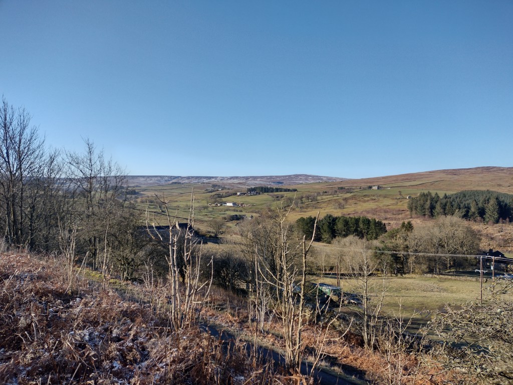 Noch sehr winterliche Landschaft in Northumberland (England) in der Nähe von Allenheads. Irgendwo am linken Rand des Bildes werde ich die Berge, welche eine leichte Schneeschicht hatten, queren. Aber das wusste ich beim Fotografieren noch nicht.