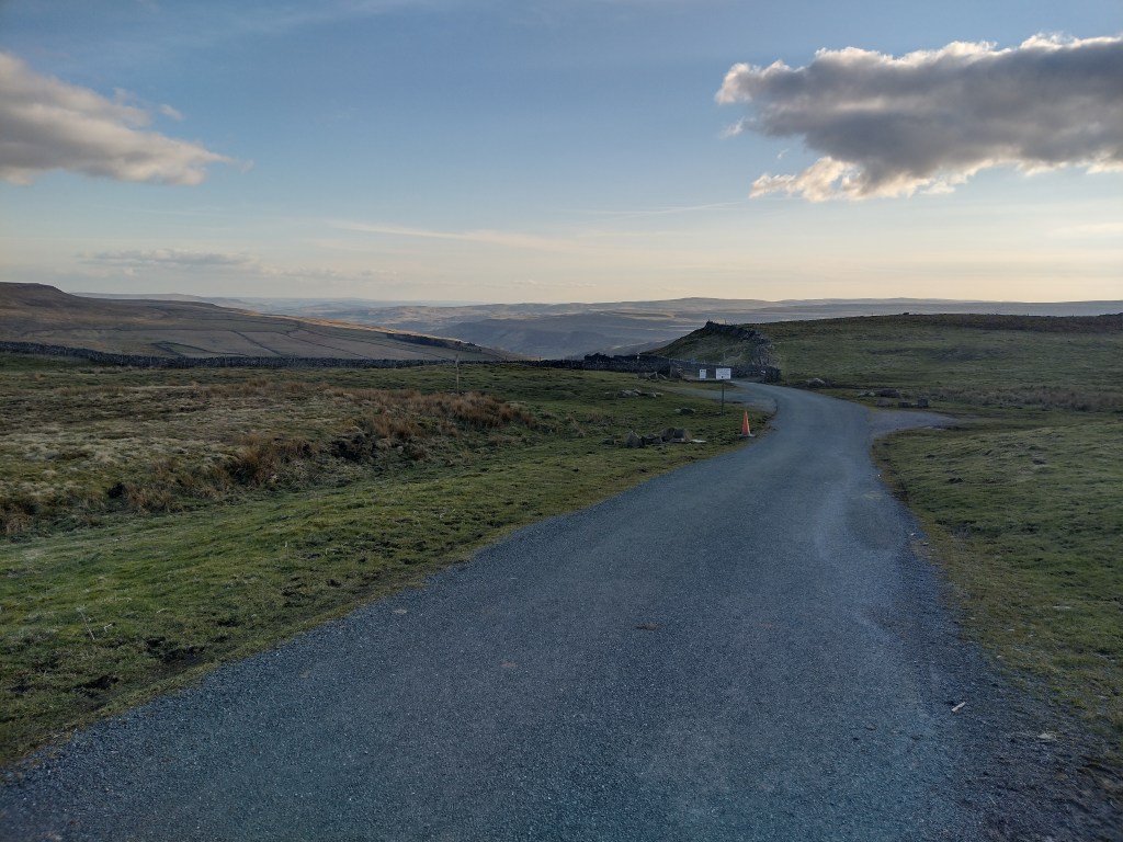 Blick vom Pass Richtung Südwesten, in das Tal des Flusses Wharfe und auf die umgebenden Berge der Yorkshire Dales.