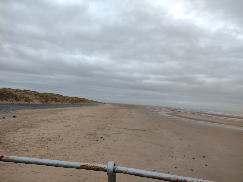 Ende der Strandpromenade von Blackpool und Beginn der Dünen an grauen Märztag