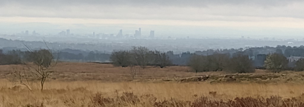 Blick von der Stones Bank Road nach Manchester mit viel digitalem Zoom.
