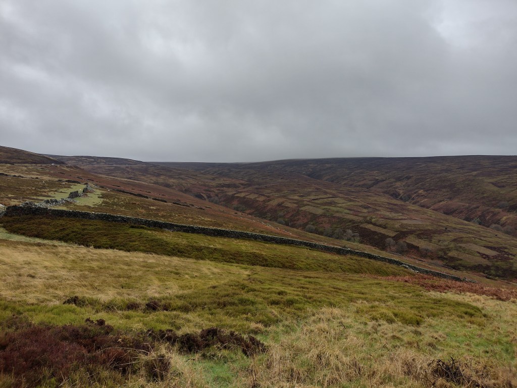 Aufstieg von Glossop in den Peak District. Es sind noch 200 Höhenmeter auf 3 km bis zum Snake-Pass. Dort wo die Straße um den Hügel biegt (am linken Bildrand), liegt in etwa die Hälfte. Von dort ist das nächste Photo aufgenommen wurden.