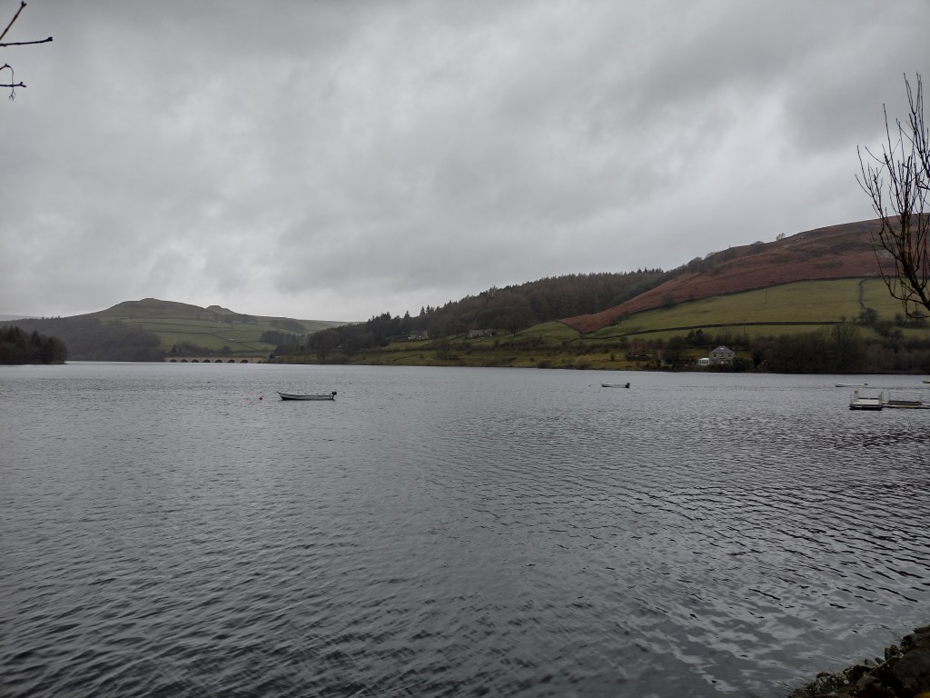 Ladybower Reservoir an einem regnerischem März-Mittag mit Ashopten Viadukt